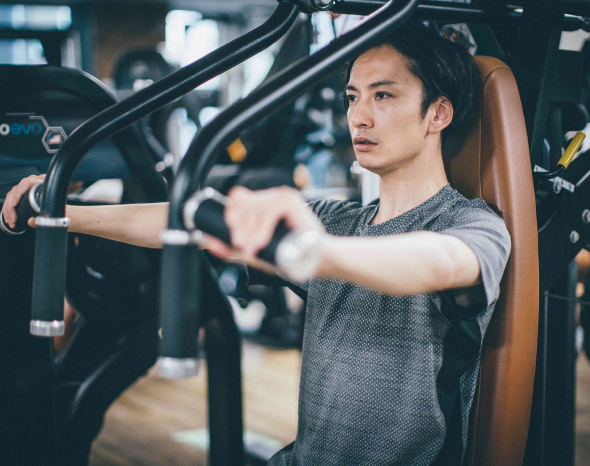 トレーニングする人の画像